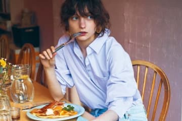 【明日なに着る？】「さわやかなのに無難に見えない」着回しやすいカラーシャツ
