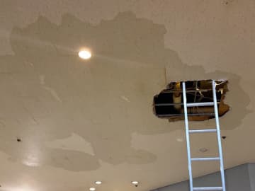 綾瀬市文化会館で天井の一部崩落、付近が浸水　断裂した雨水管からの漏水が原因