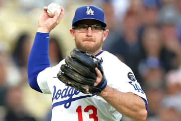 「彼と同じくらいイライラしてる」ロバーツ監督がファンから批判集中の34歳ベテランを擁護＆改善に期待「良い三塁手だと思ってる」「彼に賭け続ける」