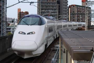 “真っ白”塗装のE3系 L67編成が全検出場試運転、まるでフリーザ？！
