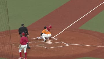 「中途半端な形に...」広島が好機で痛いプレー　1塁ランナー飛び出す間に本塁突入もタッチアウト