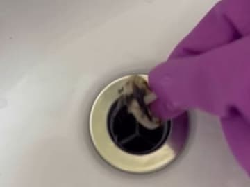洗面台の排水口掃除が面倒なら　時短でピカピカになる方法に「助かった」