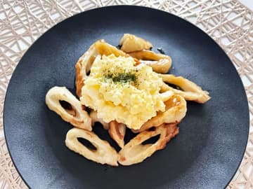 「これ、ちくわだったっけ？」　カットちくわにのせたのは…