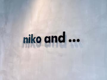 【niko and ...新作】1泊分の荷物も入る大容量トート！軽量＆便利でロゴテープもかわいい♪