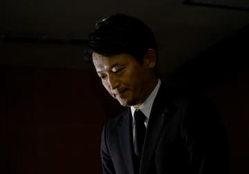 疑惑を告発した元県幹部に初謝罪　兵庫知事、記者団に「おわび」