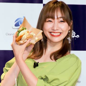 「美脚」須田亜香里、絶対領域を見せたホワイトコーデに絶賛の声「美しく綺麗」