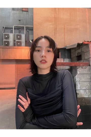 のん、柔軟ポーズで“曲線美”披露　全身黒コーデにファン称賛「画になりますね」「カッコイイ～」