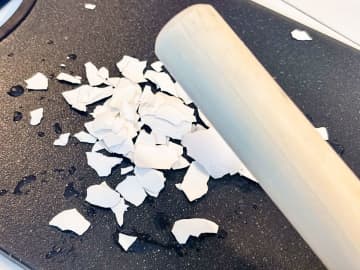 卵の殻を砕いて入れると…？　無印の豆知識に「驚いた」「子供が喜んだ」