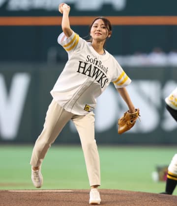 「まじで美人すぎたわ…」“古巣”ソフトバンクの始球式に登場したフジ若手女子アナに反響続々！「元売り子って熱いな」「入社２年目でスゴくない？」