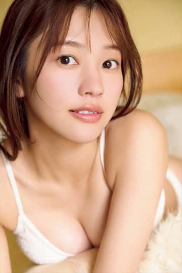 LinQ・高木悠未、美素肌まぶしい寝そべりショット披露