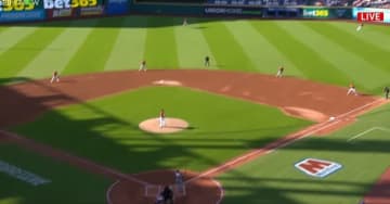 球場騒然！ 大谷翔平、185キロ弾丸アーチで”まさかの光景”「怖すぎ…」「めっちゃ危ない」 野手の頭上を“爆速通過”→スタンドに突き刺さる