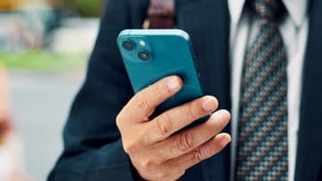 仕事で使う社用スマホ、実はiPhoneが多数派？　AIアプリ導入の波も【MMD研究所調査】