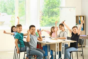 近所の小学生が、水泳・ピアノ・英会話の習い事をしているようです。どのくらい費用はかかっているのでしょうか？