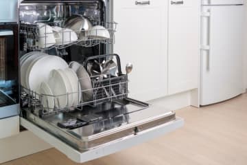 子どもが1人いる3人家族です。ほぼ毎日「食洗機」を使っていますが、手洗いと比べて水道光熱費はどちらが安いでしょうか？