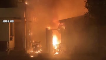 激しく燃え上がる炎…JR久喜駅近くの焼き鳥店で火災　約2時間半後消し止められるが店舗と住宅が半焼　消火にあたった消防隊員がけが　埼玉・久喜市
