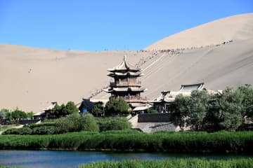 鳴沙山・月牙泉風景区に初夏の絶景広がる　中国甘粛省敦煌市