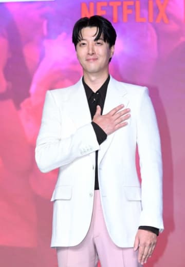 “バツイチ俳優”イ・ドンゴン、離婚から5年…美女とデート報道に「確認不可」の一点張り