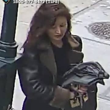 街中で男性の背中をハサミでブスッ！ニューヨークが騒然「背中を刺す美女」の正体は？