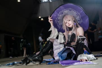 【コスプレ】優美なポージングが生み出す神秘のオーラ！『崩スタ』マダム・ヘルタを完璧に再現した美女レイヤー【写真8枚】