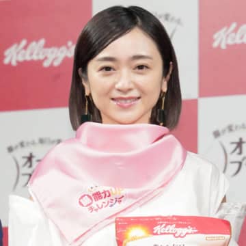 安達祐実、パリの街並みに溶け込む美麗SHOTに反響「とても素敵」「このまま写真集出して」
