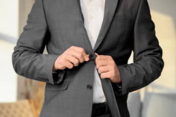 女性と男性で『衣服のボタンの位置が逆』な理由とは　意外な歴史が関係していた