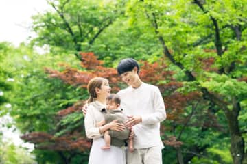 【昭和vs令和】給与は微増だけど、「教育費・大学進学率」は急増！ 令和婚で「子どもを持つ」に不安な男性は、昭和婚の2倍以上!? いったいナゼ？ 子育てにかかる“お金の変化”を比較