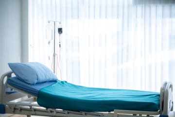 妻は喘息があるので、万が一に備えて設備が整っている大学病院での出産を希望しているのですが、分娩費用が75万円!? すべて自費で払わなくてはいけないのでしょうか？