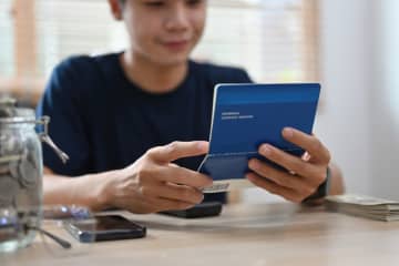 40歳で「手取り30万円・貯蓄200万円」です。周りは自分より「高収入」で貯蓄も多いですが、“同年代の平均”と比べて少ないほうでしょうか？
