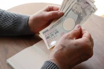 定年後の生活費は「月28万円」必要!? 4月から年金額が“約2％”アップしたけど、「年金＋貯金」で生活できる？ 何歳まで暮らせるかシミュレーション
