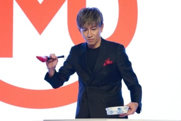 木村拓哉がロゴの一筆書きを披露！