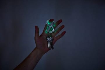 町工場が挑む“光りを纏うカラビナ「Dura-glow」Makuakeにて7月上旬先行販売予約開始！蓄光樹脂とジュラルミンが融合したS字型カラビナ　～町工場の希望の光を、あなたの手に～