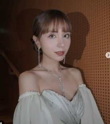 「こんな美しいママ見たことない！」36歳歌姫の現在、シンプルワンピースで見せた抜群のスタイルに注目集まる「目が離せない」