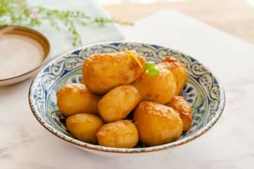 料理人・笠原将弘”和食のプロ直伝”『さといもの煮っころがし』の作り方が話題！誰でも簡単に”ホックホクに仕上がる”裏技的レシピに主婦から絶賛の声「人生で一番美味しい煮っころがしができました」「ぬめりをなくすためのコツ…目からウロコ」