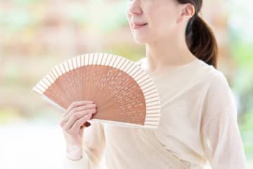 暑い日のお出かけも楽しくなる名品【京都発のバラ柄扇子】とは？センスのいい人がもつ小物