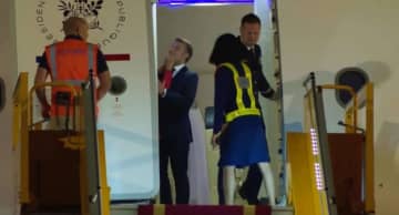 ２４時間で消えた大統領夫人の「一撃」映像、政治家の公私の境界薄れる中で　仏