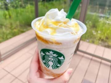 【スタバ新作】衝撃のマンゴー感にノックアウト。ラストは大人味のティーラテに変身！？《発売日レビュー》