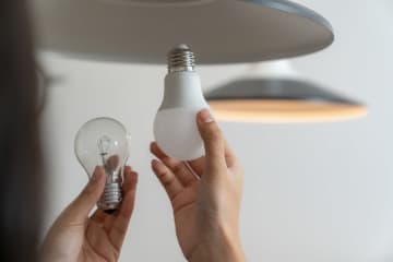 「LED電球」は1000円以上するので、安い「白熱電球」をいつも買っています。寿命はどれくらい違うのですか？長い目で見るとLEDを買った方が節約になりますか？