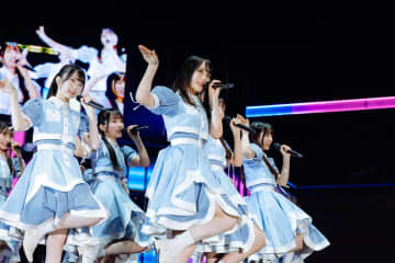 日向坂46、新メンバー10人が初パフォ「手を繋いで全力で日向坂を――」