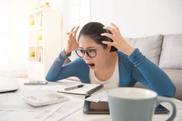 社会人2年目「手取り20万円・家賃6万円」で生活はギリギリ…実家暮らしの同期は「毎月3万円は貯金できてる」と聞きショックです。やはり実家に戻ったほうがいいのでしょうか？