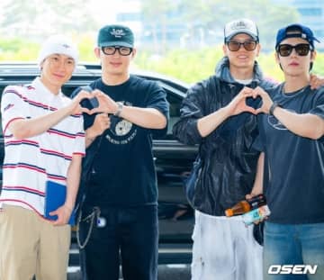 【PHOTO】BTOB「ASEA 2025」のため日本へ出国…仲良くハートポーズ