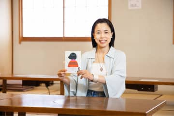 俳優・安藤玉恵が綴る破天荒な家族と商店街、初エッセイ集　トーク＆サイン会の開催も決定