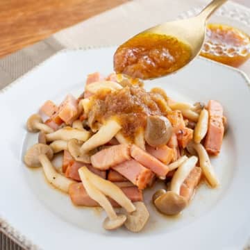 【しめじ買ったら絶対これ作って！】「ベーコンの旨み×玉ねぎだれがうますぎ♪」秒で消える副菜レシピ