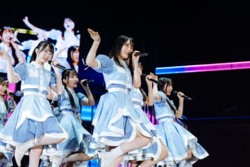 日向坂46新メンバー10人が初パフォーマンス！「先輩方の背中を追いかけ続けて…」【日向坂46 五期生「おもてなし会」】