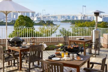 海風を感じながら、極上グリル料理を堪能！「ヒルトン東京お台場　アブレイズ」