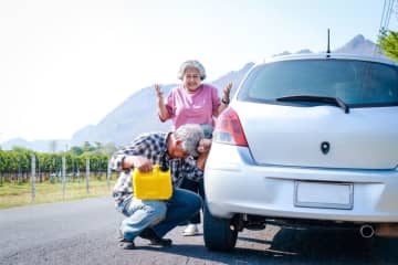 「まだ大丈夫」と思っていたら、高速道路でガス欠に！ 違反点数だけじゃなく「反則金9000円」とられるって本当!? 一般道路なら問題ないのでしょうか？