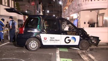 「階段からタクシーが落ちた」東京・代官山で営業中のタクシーが誤って階段を60メートル駆け下り建物と衝突　以前も階段で立ち往生