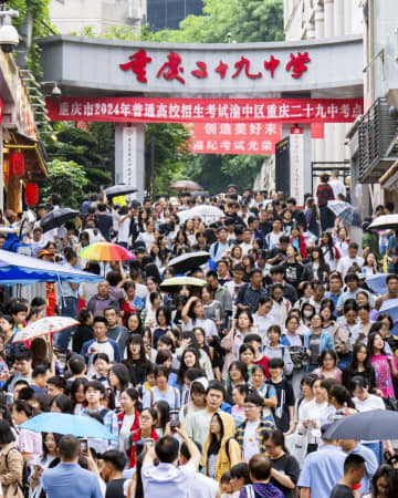 中国大学入試、1335万人　志願者、競争過熱