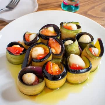 【なすで巻くだけ！】トマトとチーズが最強♡おもてなしにぴったりな簡単カプレーゼ