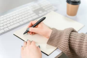実はすごい！日記を書くと得られるメリットとは？紙とスマホの違いも解説