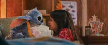 “ディズニー実写化映画の最高傑作”感動と絶賛の嵐 スティッチがインタビューに答える特別映像も『リロ＆スティッチ』